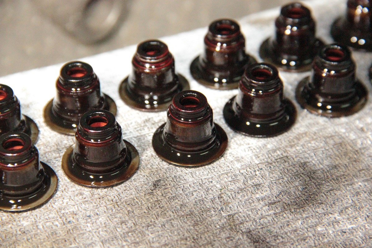 Старые маслосъемные колпачки N63B44A